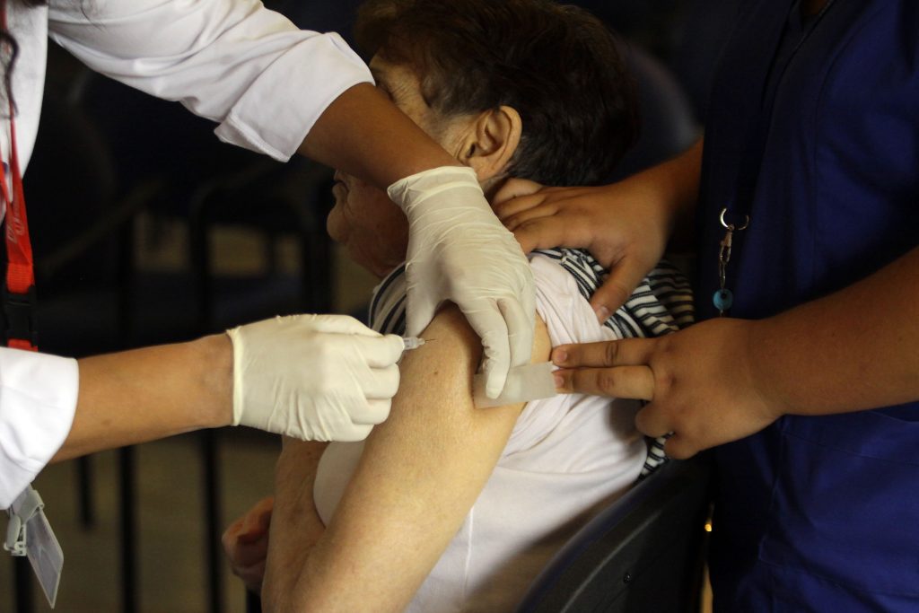 Por alta demanda: Se agotan dosis de vacunas anti-influenza en farmacias y se generan listas de espera
