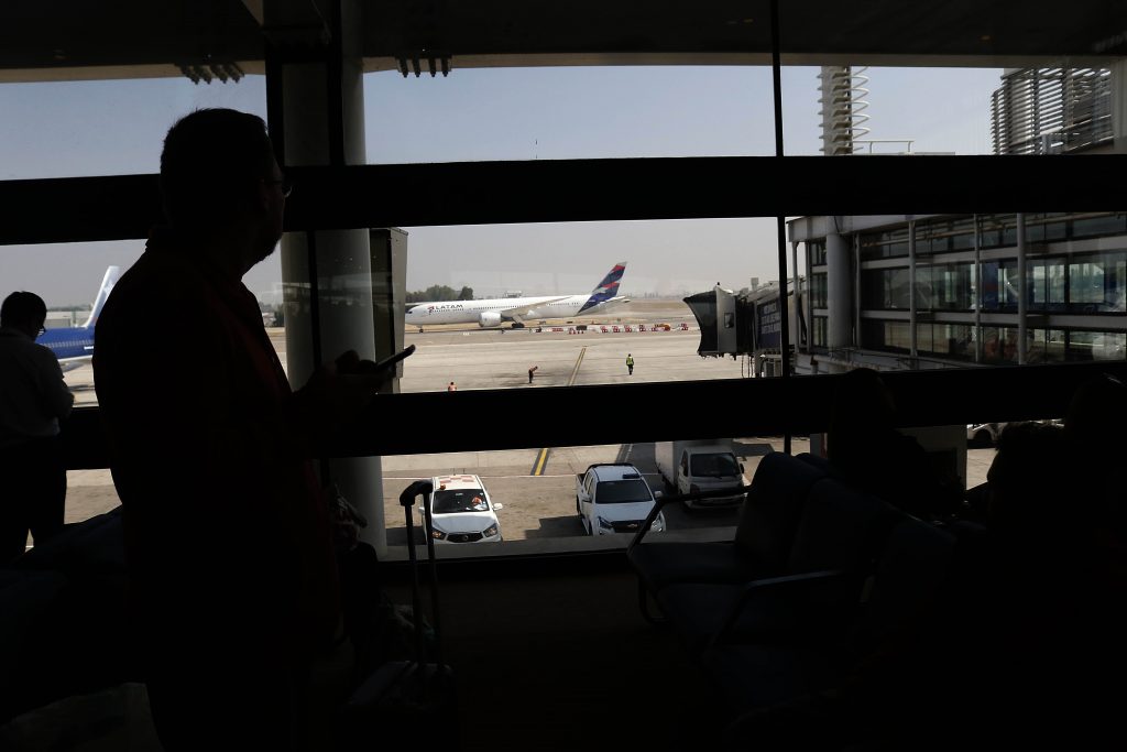 Atrapados en el aeropuerto de Santiago: La larga espera de 62 haitianos que no los dejan entrar a Chile
