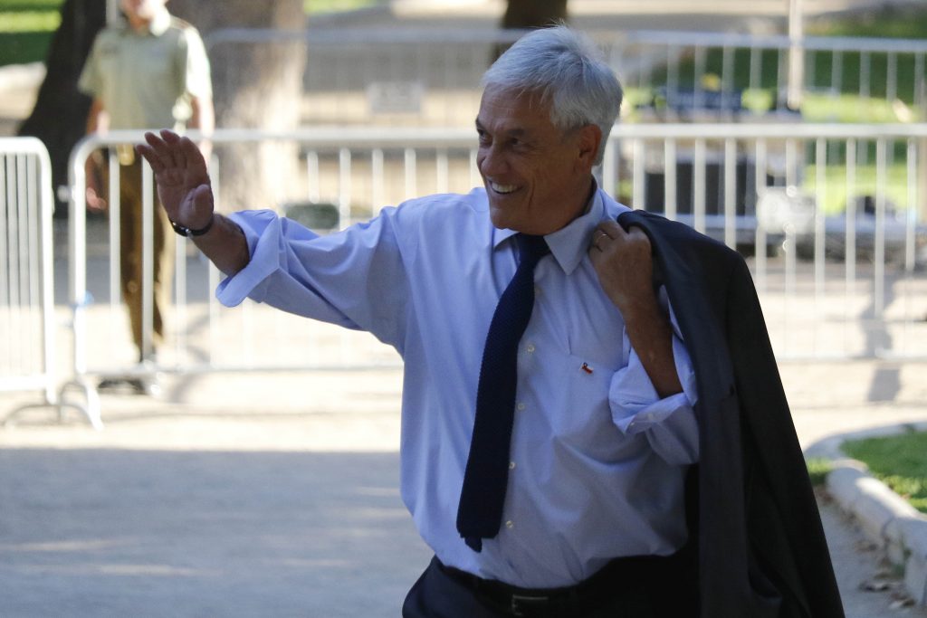 Piñera exige que mujeres vayan con «vestido corto» a su fiesta de asunción en La Moneda