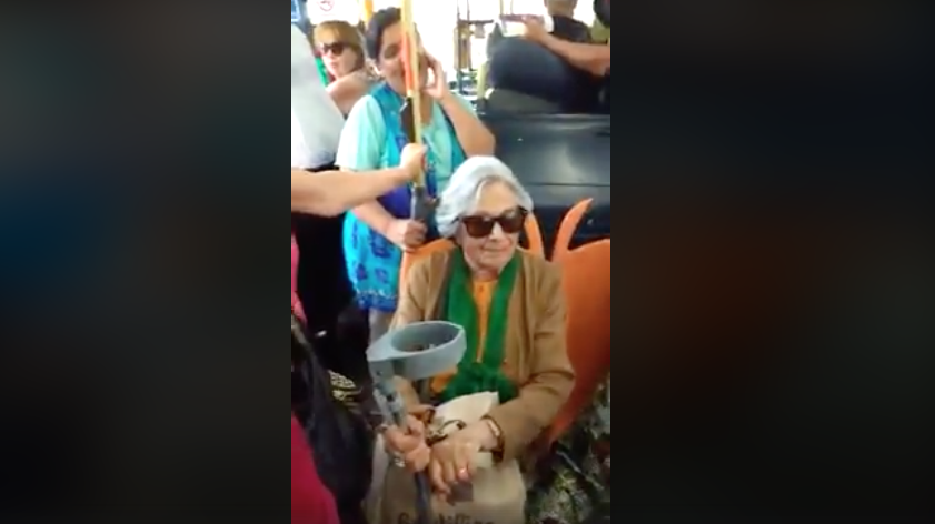 VIDEO| Toda una micro le canta un emocionante «Cumpleaños feliz» a abuelita de 88 años