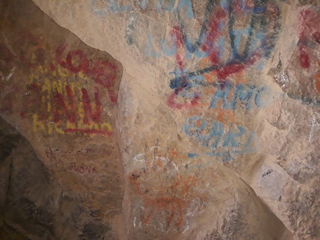 Graffitis, rayados y manchas causan daño irreparable a pintura rupestre del año 600 en Arica