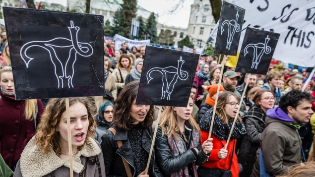 Ley de aborto creada durante la Alemania nazi castiga a ginecóloga por publicitar su trabajo