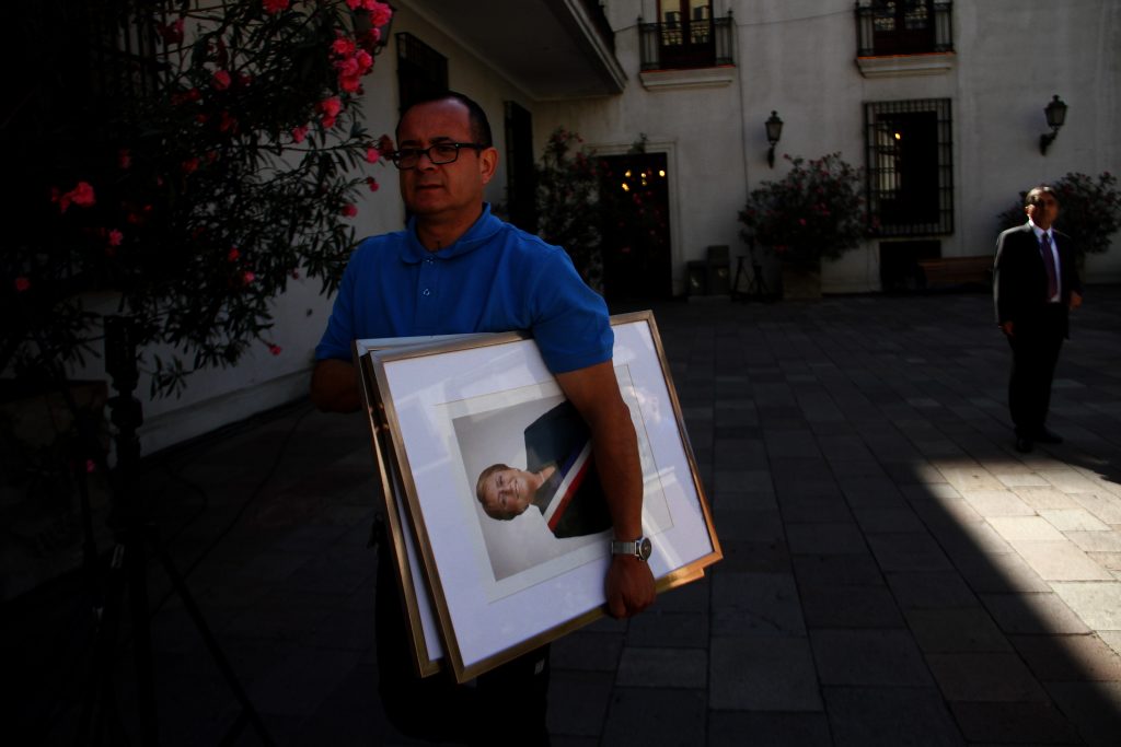 Motivados: Trabajadores de La Moneda ya cambiaron los cuadros de Bachelet por los de Piñera