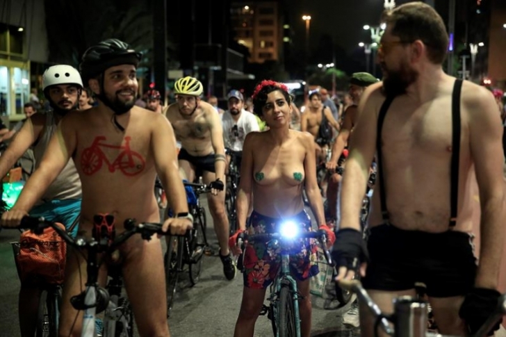 Brasil: Ciclistas se desnudan para protestar por los cientos de muertos producto de conductores irresponsables