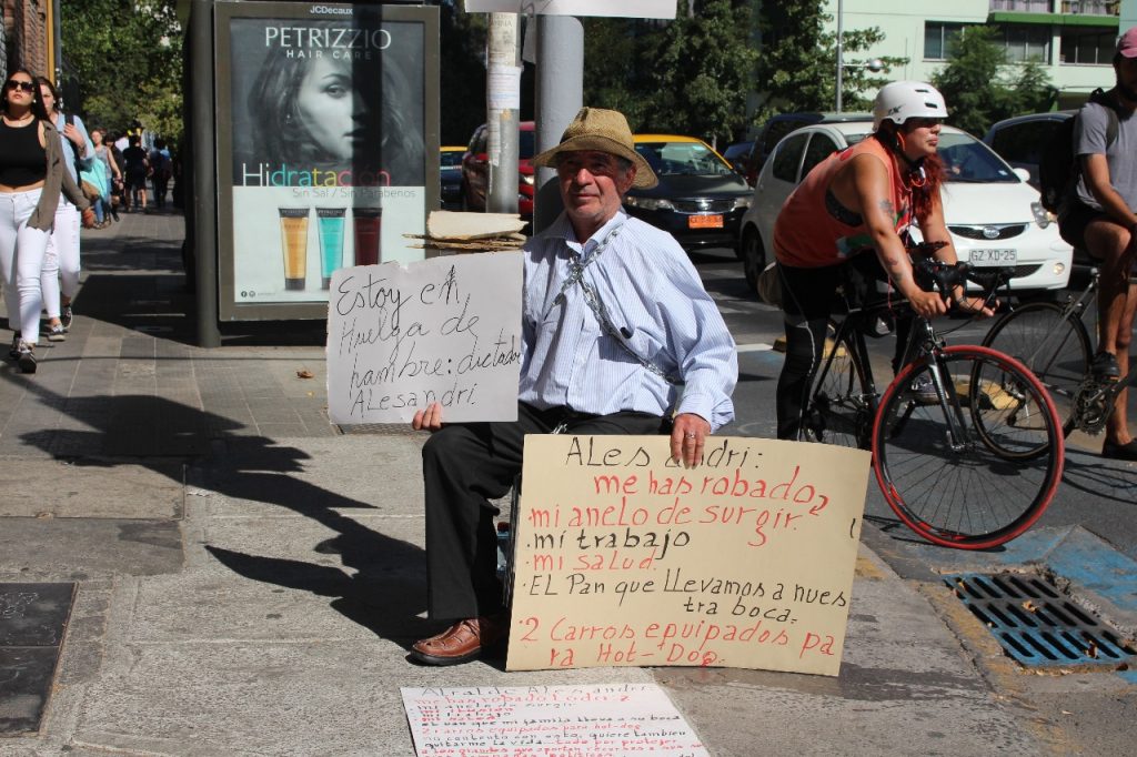 Hombre de 63 años se encadenó y comenzó huelga de hambre: Municipio de Santiago le quitó su carrito de completos
