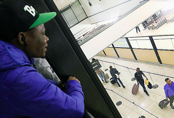 Pasando frío y con poca comida: El haitiano que vive retenido en el aeropuerto tras negársele el ingreso a Chile
