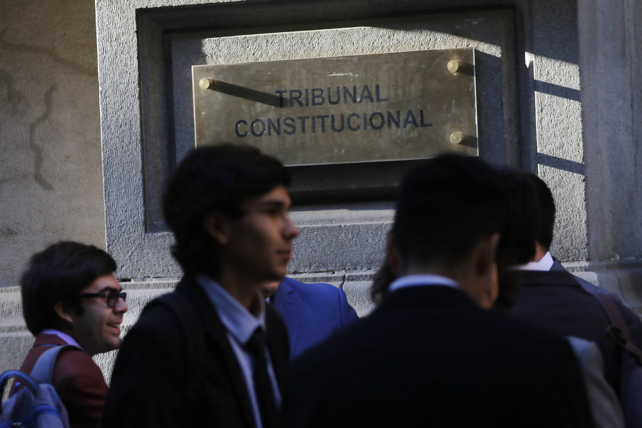 Exministros del Tribunal Constitucional echan por tierra opción oficialista por las 40 horas