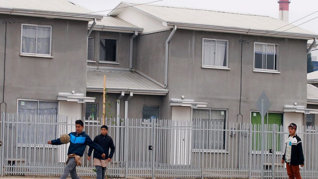 «La vivienda se está convirtiendo en un bien inalcanzable»: CChC teme crisis social debido a encarecimientos de viviendas