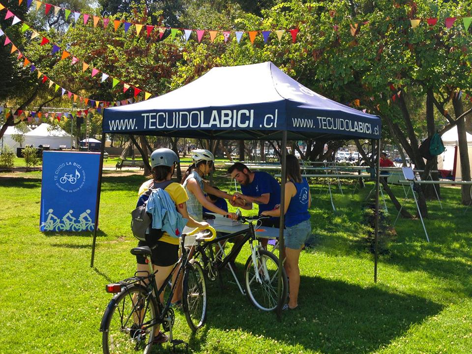 «Te Cuido La Bici», la iniciativa que ofrece estacionamientos gratuitos para ciclistas en Santiago