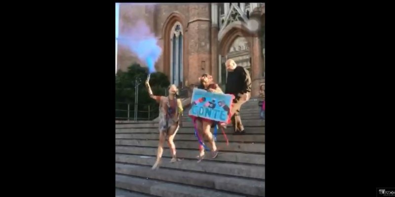 VIDEO| «La corrí como quien mueve una silla»: Cura pateó a joven que celebraba su graduación frente a una iglesia