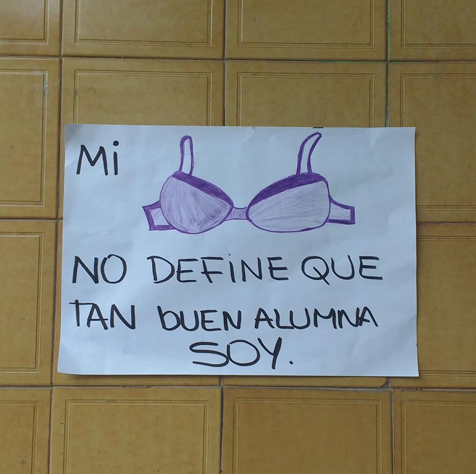 «La ropa no define nuestra capacidad»: Estudiante argentina fue sancionada por ir sin sostén a la escuela