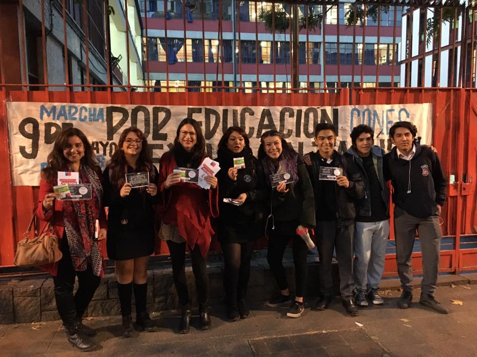 «Ni devotas ni campeones»: Estudiantes de la Cones entregan preservativos en el Liceo 1 de Santiago