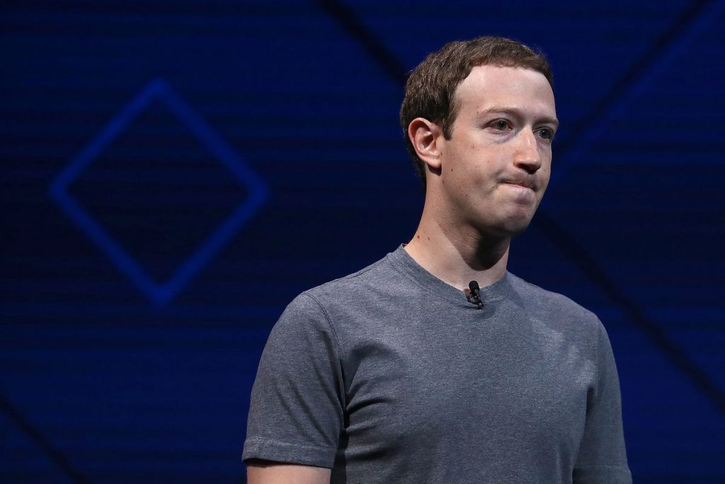 Mark Zuckerberg se queda mudo ante pregunta de senador por escándalo de Facebook