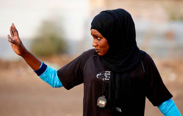 «El fútbol es mi primer y último amor»: Joven de Sudán se convierte en la primera mujer árabe entrenadora de un equipo masculino