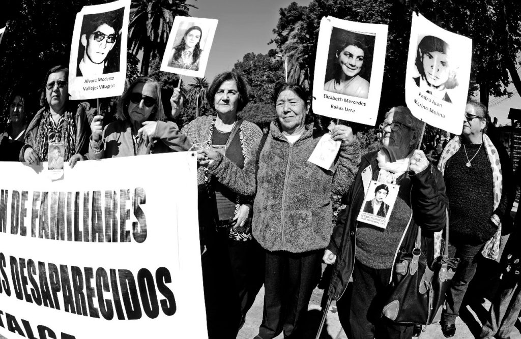 Familiares de detenidos desaparecidos emplazan a Urrutia: «Es un defensor de los criminales que abusaban sexualmente de niños»