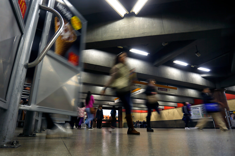 «Aún tengo miedo, rabia, pena e impotencia»: Mujer fue agredida por guardias de Metro tras pedir ayuda para persona no vidente