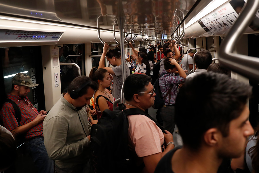 Dos hombres acusados de acoso sexual fueron detenidos a bordo del Metro de Santiago