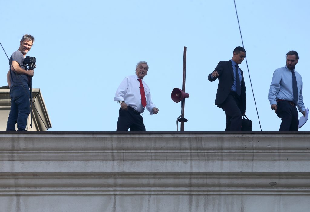 VIDEO| Piñera se sube al techo: Aparece inesperadamente paseándose arriba de La Moneda