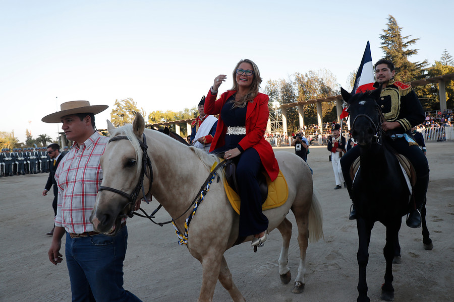 Cathy Barriga llegó en caballo blanco a desfile cívico militar que conmemoró batalla de Maipú