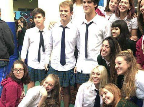 Un colegio pidió a sus alumnas que alarguen sus faldas para «evitar abusos» y sus compañeros protestaron junto a ellas