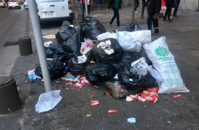 Recolectores de basura de Santiago iniciaron paro por no pago de horas extra