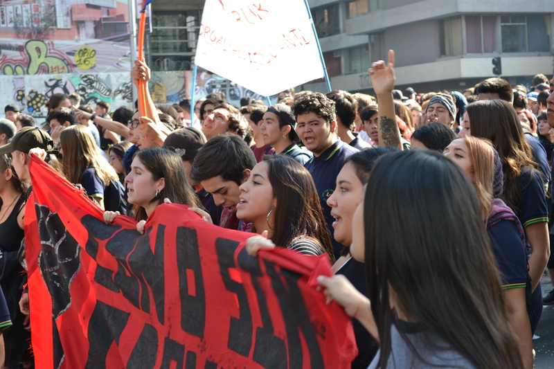 «Hay que ponerle un poco más de empeño»: Así fue el reencuentro en las calles de los estudiantes con Piñera