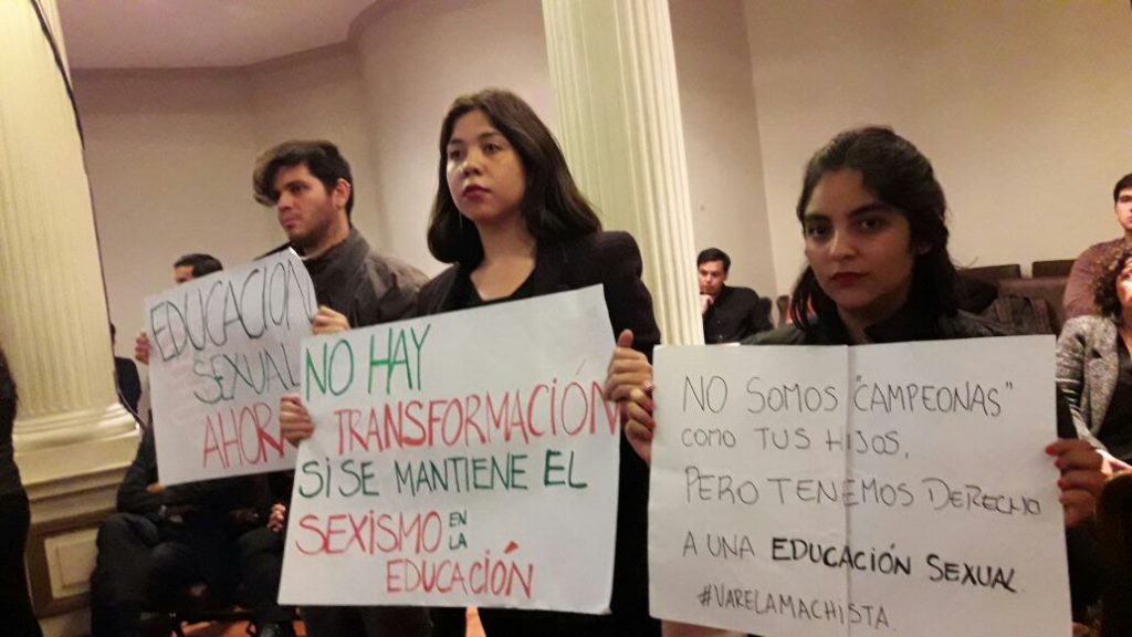 «Educación sexual ahora»: Fech se manifiesta en medio de discurso de ministro Varela en la U. de Chile