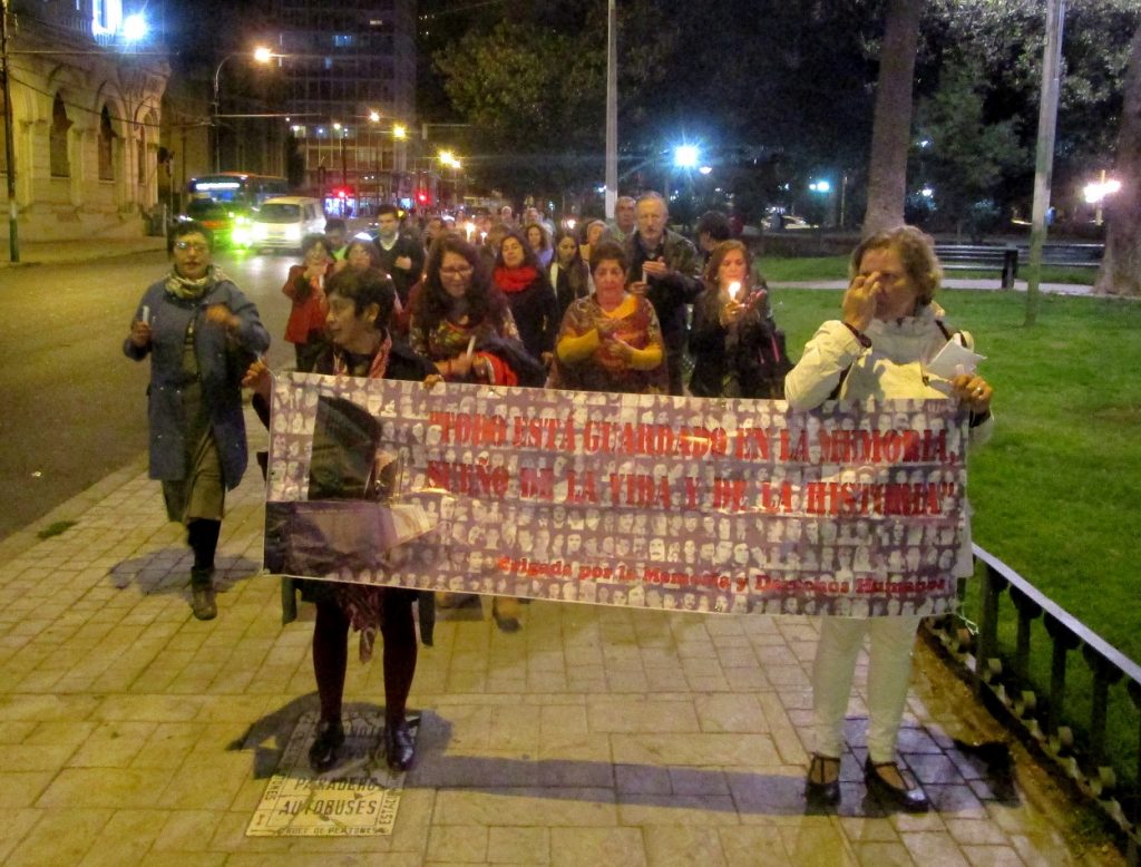 La emotiva marcha que rechaza el memorial ultrajado en Valparaíso y reivindica a los caídos en dictadura