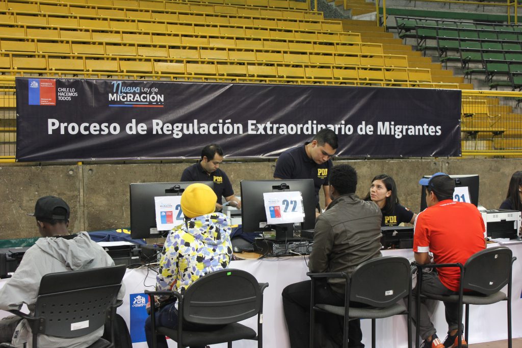 «¿Es esta la cola para sacar número para pasado mañana?”: Así esperaron los migrantes en el Estadio Víctor Jara