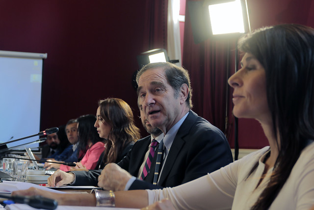 Periodistas acreditados del Congreso denuncian «hostigamiento» de la jefa de prensa del ministro Hernán Larraín