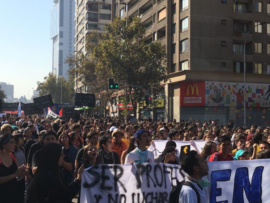 #ChileYaDecidió Primera gran marcha avanza por la Alameda y aparecen primeros incidentes con Carabineros
