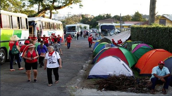 Crece la tensión en campamento de partidarios de Lula tras tiroteo durante el fin de semana