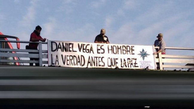 Grupo de ultraderecha cuelga violento lienzo contra Daniela Vega en Las Condes