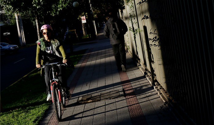 Ciclistas que andan en las veredas tienen los días contados con nueva ley
