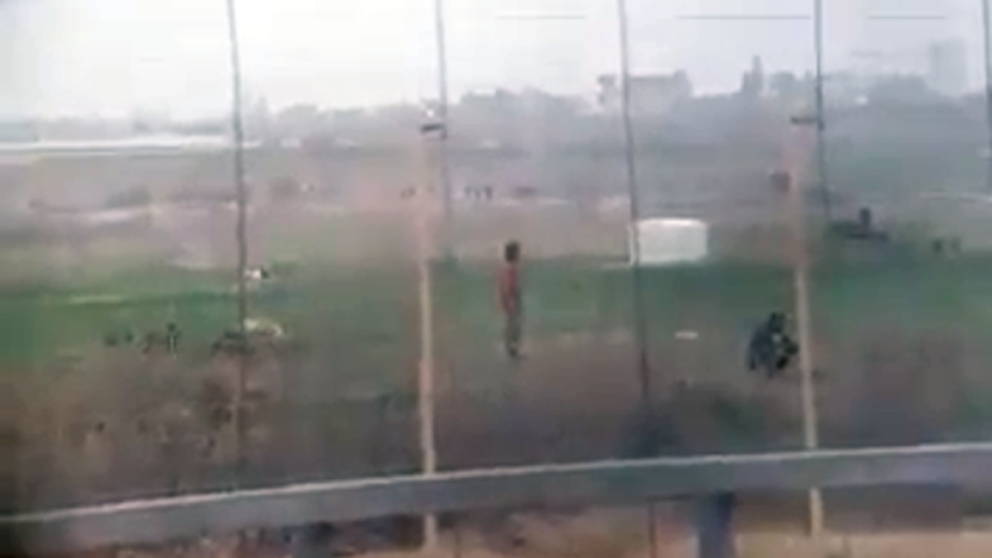 VIDEO| Impacto por francotirador de Israel que dispara a un palestino desarmado en Gaza
