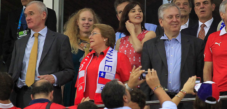 Contraloría ratifica que polémico viaje de Bachelet para ver a la Roja en Brasil «no fue turístico»