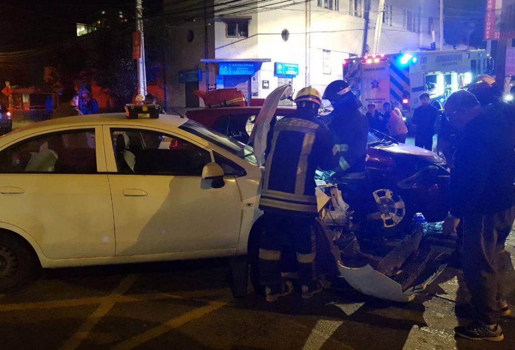 Jorge Sharp resulta ileso tras accidente automovilístico en Valparaíso