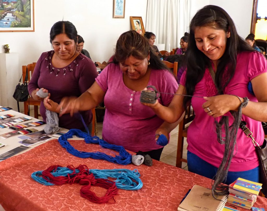Más de 300 mujeres aymara se capacitan para comercializar de mejor manera sus productos