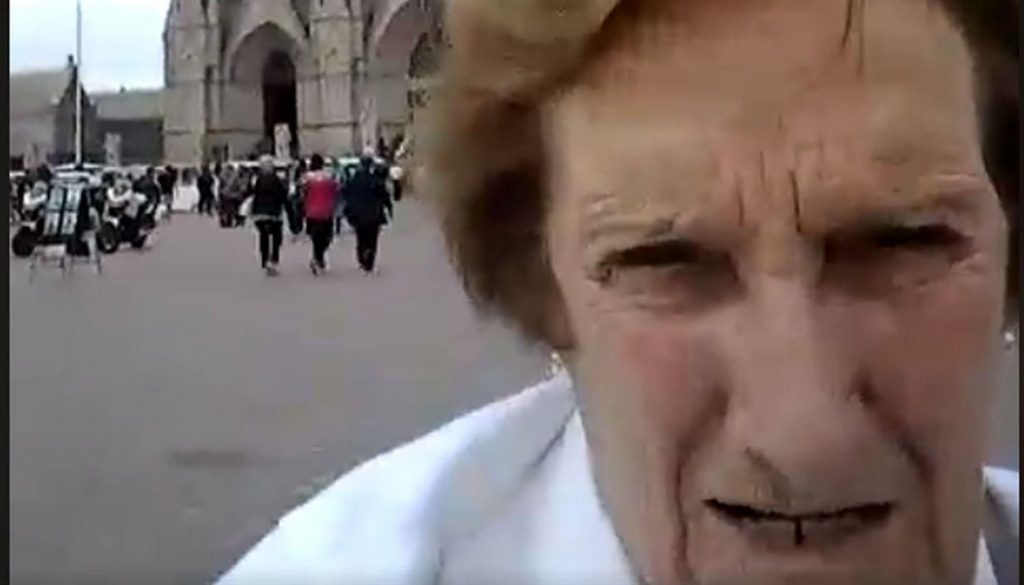 VIDEO| «¿Por qué no me saca lo que estoy enfocando?»: El divertido registro de dos abuelas intentando tomar una foto en la Basílica de Luján