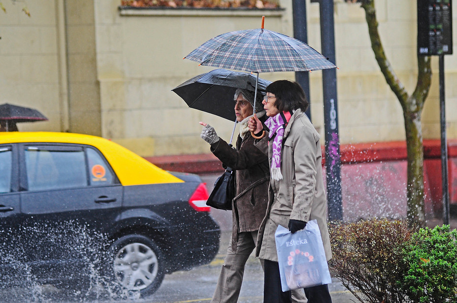 A sacar los paraguas: Pronostican más de 15 mm de lluvia para este martes en Santiago