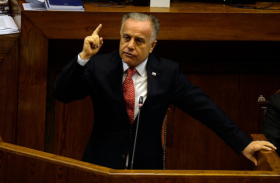 «El ministro no responde»: Las evasivas de Santelices que marcaron la primera interpelación en el gobierno de Piñera