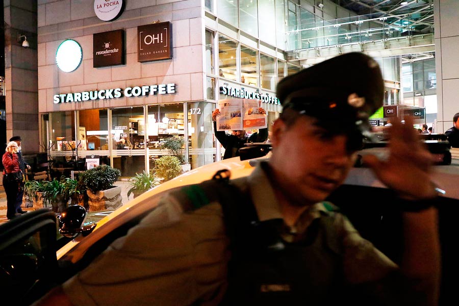 Carabineros y el café en Starbucks: Se revuelven la raza, el género y la clase