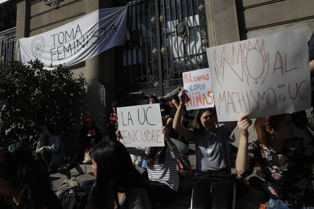 FOTOS| Estudiantes en toma feminista UC cambian nombres de salas por el de mujeres históricamente relegadas