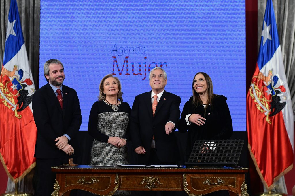 Destacando a Michelle Bachelet y Daniela Vega: Piñera firma reforma constitucional que asegura equidad de género