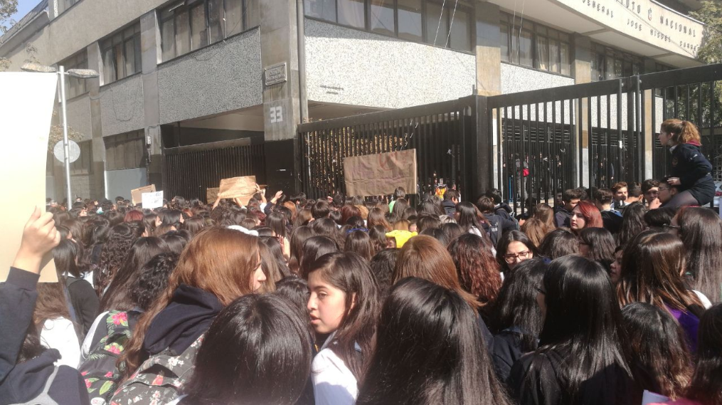 Alumnas del Liceo 1 marcharon hacia el Instituto Nacional para protestar contra el machismo