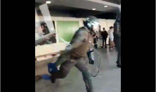 VIDEO| Arrojando sillas y con lacrimógenas: Carabineros ingresó al Instituto Nacional y reprimió violentamente