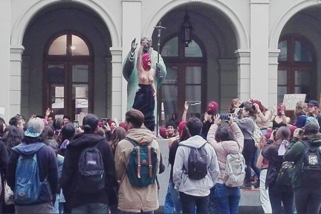 REDES| «La foto del día»: Celebran intervención feminista a torso desnudo frente a estatua del Papa Juan Pablo II
