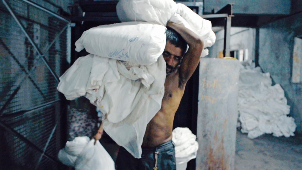 DocsBarcelona del Mes presenta «Machines», un potente documental que aborda la explotación laboral en India