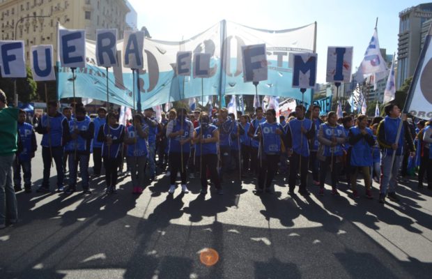 «La situación no da para más»: Movimientos sociales protestan contra los «tarifazos» y el acuerdo con el FMI en Argentina