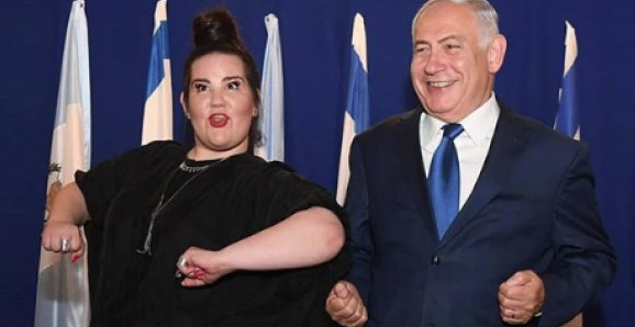 Sin vergüenza: Netanyahu recrea el «baile de la gallina» con famosa cantante israelí a dos días de matanza en Gaza